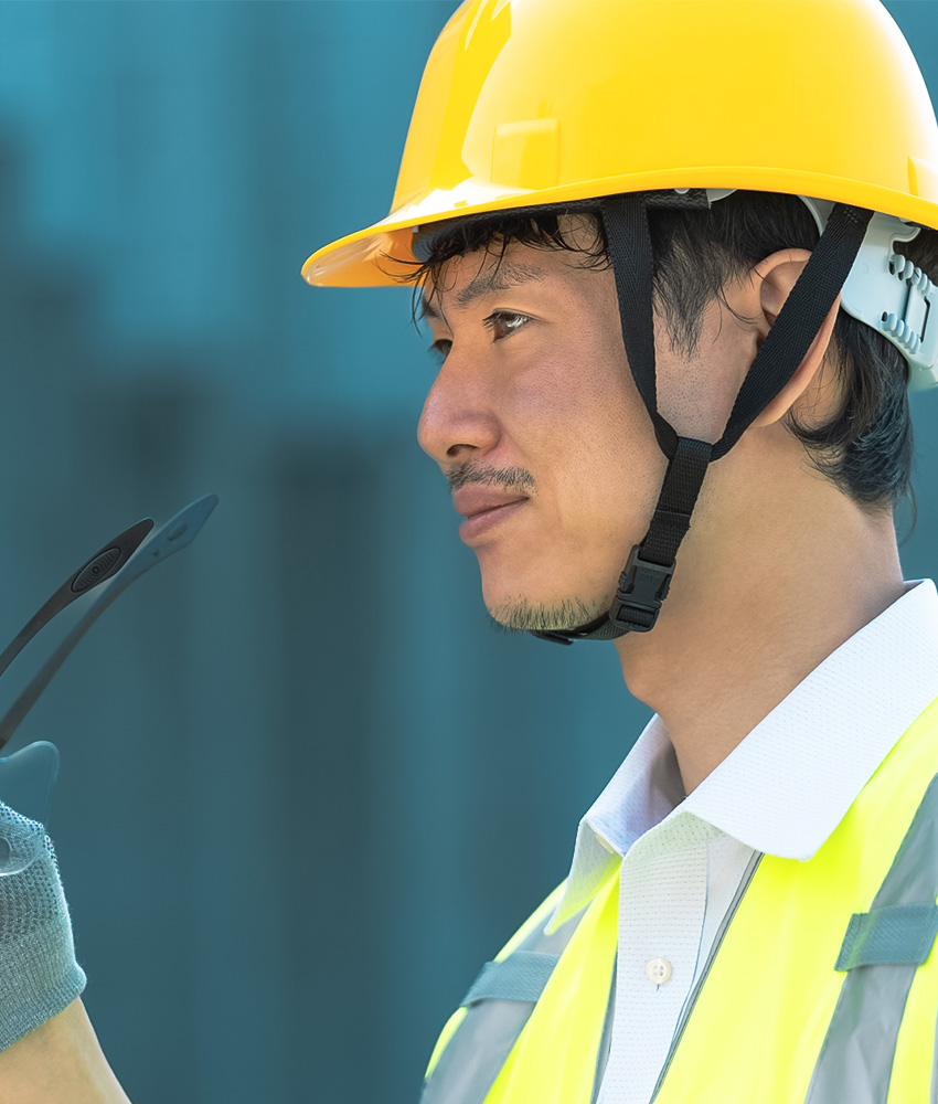 真剣な表情の作業員