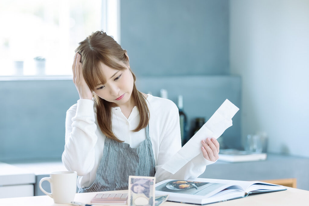 家計簿をつける女性